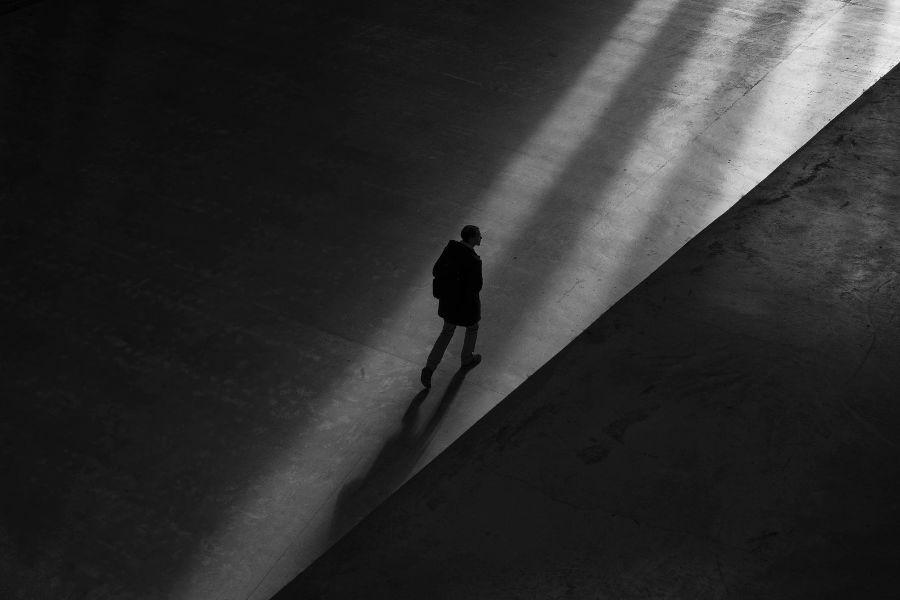 🪞El Espejo de Giezi: El Riesgo de Caminar en la Sombra 