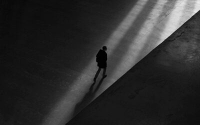 🪞El Espejo de Giezi: El Riesgo de Caminar en la Sombra